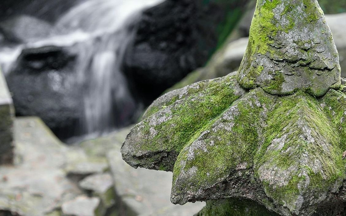 Zeus'un taşı ve granit kullanılarak yapılmış, antik tapınak sütunları tasarımı