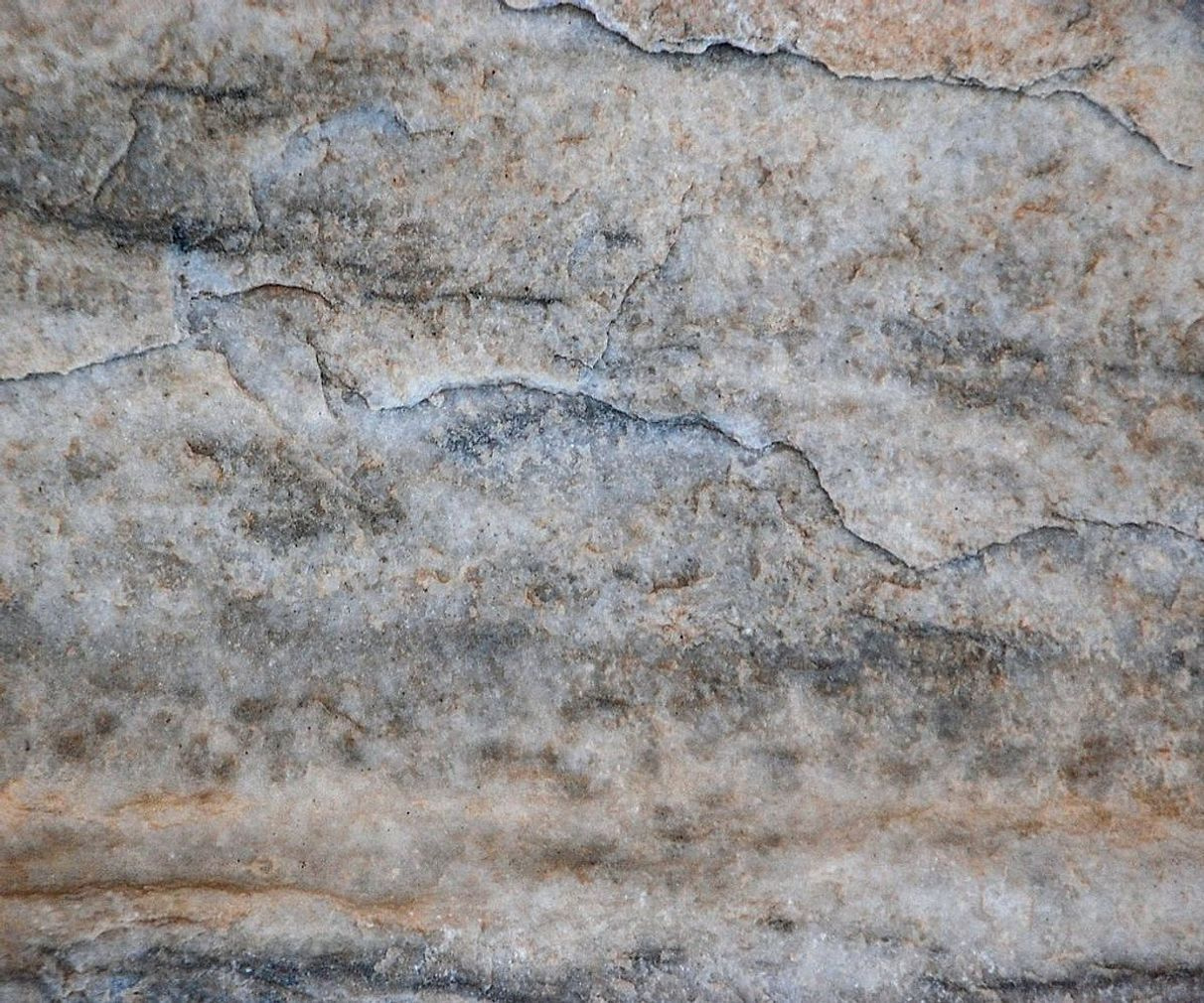 Ustanın ellerinde granit ve mermer taş harf ve yazı oyma işi